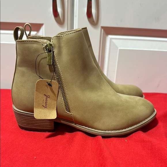 Jeossy Tan Ankle Boots & Booties with Side Zipper - Picture 2 of 9
